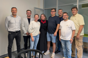 Na fotografii zleva: Pavel Kozler (Knowlimits), Svatopluk Smysl (2Score), Radana Čechová (ředitelka AKA), Petra Jankovičová (Triad, prezidentka AKA), Jan Binar (McCann Prague), Rostislav Starý (Konektor), Jan Kotek (Peppermint Digital) a Roman Heřman (Remmark).